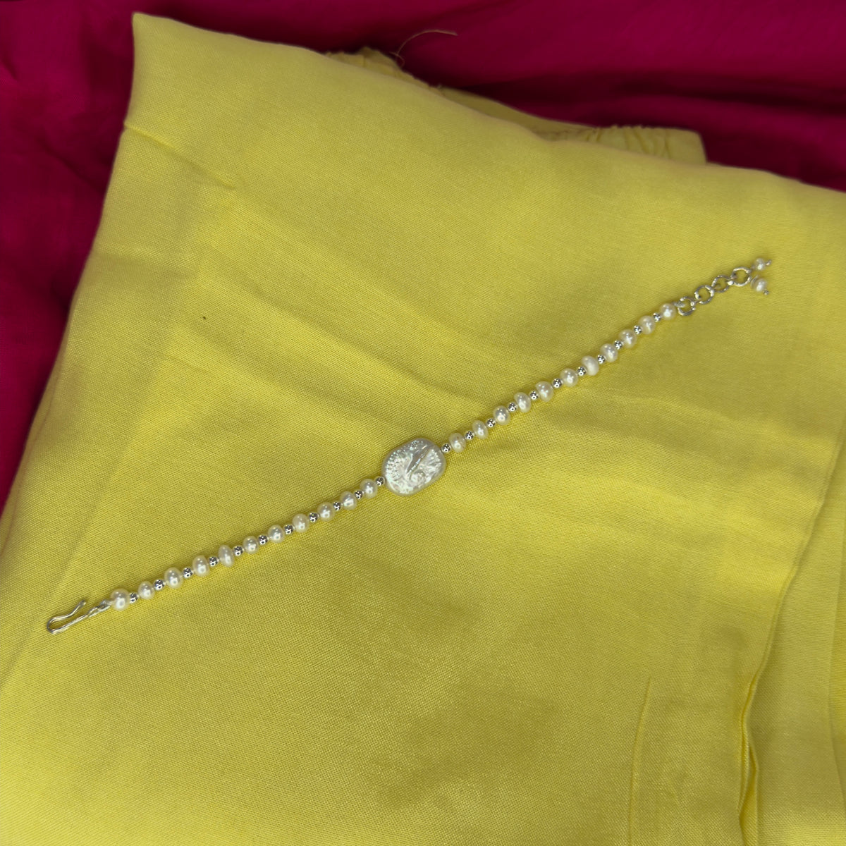 Centre Baroque pealrs Single Layer Braclet