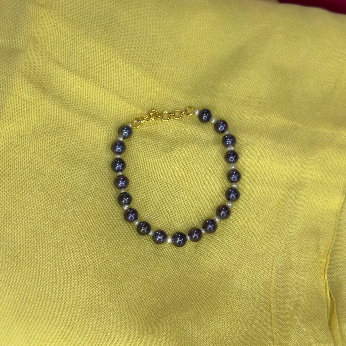 Black & White Pealrs Single Layer Braclet