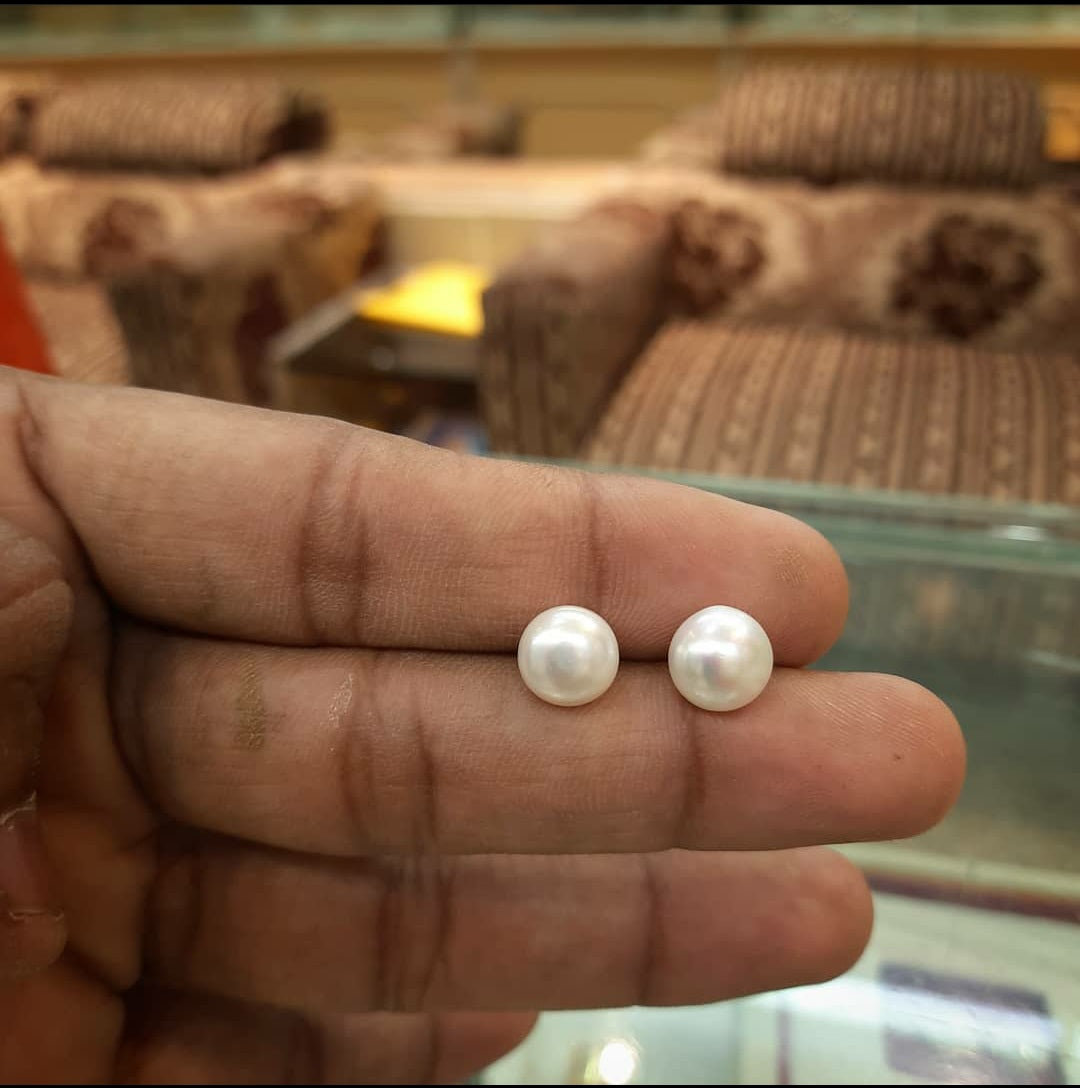 Pearl studs